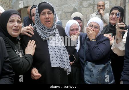 Naplouse, Palestine. 02 avril 2025. Parents et amis pleurent lors des funérailles du palestinien Hamza Khammash, 33 ans, tué lors d'une opération militaire israélienne dans la vieille ville de Naplouse en Cisjordanie. Crédit : SOPA images Limited/Alamy Live News Banque D'Images