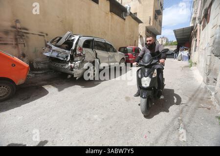 Naplouse, Palestine. 02 avril 2025. Une voiture palestinienne endommagée est vue dans un quartier de la vieille ville, endommagée par des véhicules blindés des forces de défense israéliennes (FDI) lors d'une opération militaire israélienne dans la vieille ville de Naplouse en Cisjordanie. Crédit : SOPA images Limited/Alamy Live News Banque D'Images