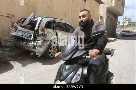 Naplouse, Palestine. 02 avril 2025. Une voiture palestinienne endommagée est vue dans un quartier de la vieille ville, endommagée par des véhicules blindés des forces de défense israéliennes (FDI) lors d'une opération militaire israélienne dans la vieille ville de Naplouse en Cisjordanie. Crédit : SOPA images Limited/Alamy Live News Banque D'Images