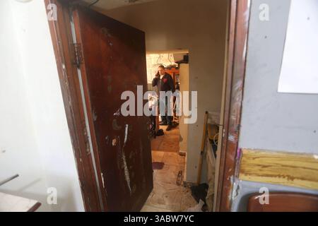 Naplouse, Palestine. 02 avril 2025. Des Palestiniens inspectent la maison détruite de Khammash, le défunt tué lors d'une opération militaire israélienne dans la vieille ville de Naplouse en Cisjordanie. Crédit : SOPA images Limited/Alamy Live News Banque D'Images