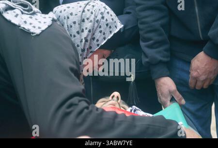 Naplouse, Palestine. 02 avril 2025. Parents et amis pleurent lors des funérailles du palestinien Hamza Khammash, 33 ans, tué lors d'une opération militaire israélienne dans la vieille ville de Naplouse en Cisjordanie. Crédit : SOPA images Limited/Alamy Live News Banque D'Images