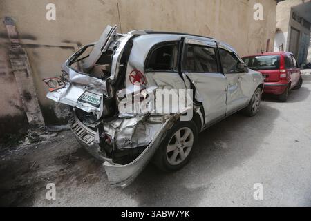 Naplouse, Palestine. 02 avril 2025. Une voiture palestinienne endommagée est vue dans un quartier de la vieille ville, endommagée par des véhicules blindés des forces de défense israéliennes (FDI) lors d'une opération militaire israélienne dans la vieille ville de Naplouse en Cisjordanie. Crédit : SOPA images Limited/Alamy Live News Banque D'Images