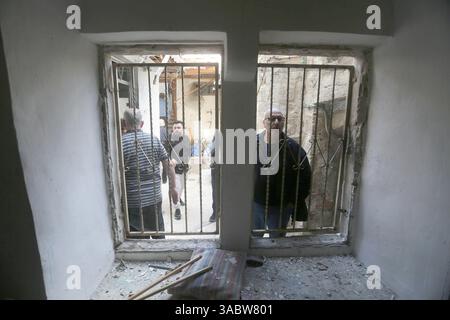 Naplouse, Palestine. 02 avril 2025. Des Palestiniens inspectent la maison détruite de Khammash, le défunt tué lors d'une opération militaire israélienne dans la vieille ville de Naplouse en Cisjordanie. Crédit : SOPA images Limited/Alamy Live News Banque D'Images