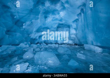 Glace fracturée à l'intérieur d'une grotte de glace du glacier Matanuska dans le centre-sud de l'Alaska. Banque D'Images