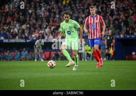 Madrid, Espagne, 2 avril 2025 : Eric García (24, l) passe le ballon devant Alexander Sørloth (9, R) lors des demi-finales de la Copa del Rey, deuxième manche, match entre l'Atlético de Madrid et le FC Barcelone, ​​on le 2 avril 2025, au Riyad Air Metropolitano Stadium de Madrid, Espagne. Crédit : Alberto Brevers / Alamy Live News. Banque D'Images