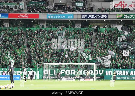 Stade Ajinomoto, Tokyo, Japon. 2 avril 2025. Fans de Tokyo Verdy, 2 AVRIL 2025 - Football/Football : match de Ligue J1 2025 entre Tokyo Verdy 2-2 FC Tokyo au stade Ajinomoto, Tokyo, Japon. Crédit : MATSUO. K/AFLO SPORT/Alamy Live News Banque D'Images