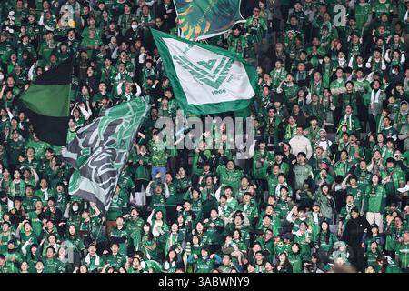 Stade Ajinomoto, Tokyo, Japon. 2 avril 2025. Fans de Tokyo Verdy, 2 AVRIL 2025 - Football/Football : match de Ligue J1 2025 entre Tokyo Verdy 2-2 FC Tokyo au stade Ajinomoto, Tokyo, Japon. Crédit : MATSUO. K/AFLO SPORT/Alamy Live News Banque D'Images