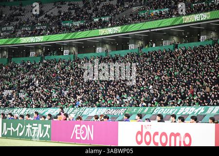 Stade Ajinomoto, Tokyo, Japon. 2 avril 2025. Fans de Tokyo Verdy, 2 AVRIL 2025 - Football/Football : match de Ligue J1 2025 entre Tokyo Verdy 2-2 FC Tokyo au stade Ajinomoto, Tokyo, Japon. Crédit : MATSUO. K/AFLO SPORT/Alamy Live News Banque D'Images