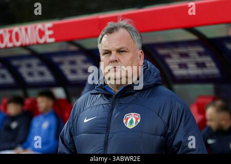 Niepolomice, Pologne. 01st Apr, 2025. L'entraîneur Tomasz Tulacz de Puszcza Niepolomice vu lors du match de football de LA COUPE DE POLOGNE 2024/2025 entre Puszcza Niepolomice et Pogon Szczecin au stade Municipal. Score final ; Puszcza Niepolomice 0 :3 Pogon Szczecin crédit : SOPA images Limited/Alamy Live News Banque D'Images