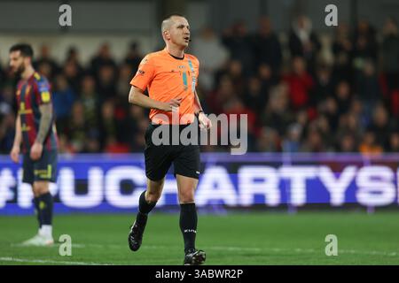 Niepolomice, Pologne. 01st Apr, 2025. Arbitre Bartosz Frankowski de Pologne vu lors du match de football de LA COUPE DE POLOGNE 2024/2025 entre Puszcza Niepolomice et Pogon Szczecin au stade Municipal. Score final ; Puszcza Niepolomice 0 :3 Pogon Szczecin crédit : SOPA images Limited/Alamy Live News Banque D'Images