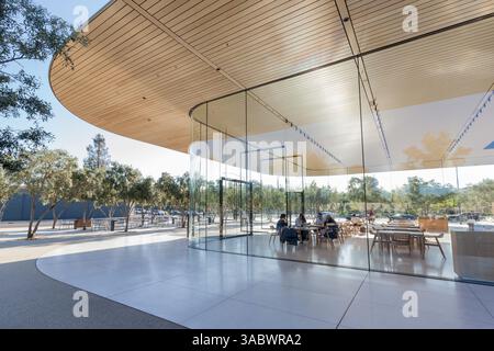 Cupertino, Californie, États-Unis - 28 mars 2018 : vue extérieure de l'Apple Park Visitor Center. Apple Inc est une multinationale américaine de technologie. Banque D'Images
