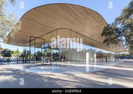 Cupertino, Californie, États-Unis - 28 mars 2018 : vue extérieure de l'Apple Park Visitor Center. Apple Inc est une multinationale américaine de technologie. Banque D'Images
