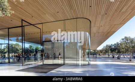 Cupertino, Californie, États-Unis - 28 mars 2018 : vue extérieure de l'Apple Park Visitor Center. Apple Inc est une multinationale américaine de technologie. Banque D'Images