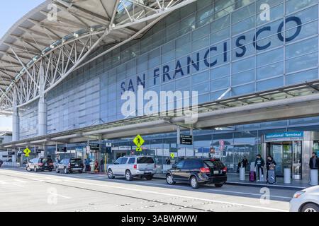 San Francisco, Californie, États-Unis - 2 avril 2018 : vue extérieure de l'aéroport international de San Francisco. Banque D'Images