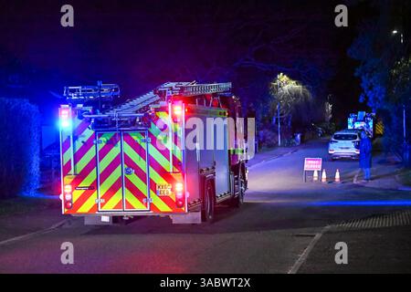 Poole, Dorset, Royaume-Uni. 3 avril 2025. Météo britannique. Les pompiers de Beacon Road se précipitent sur un énorme feu de forêt à Upton Heath à Poole dans le Dorset. Plusieurs services d'urgence sont présents, les voies étant fermées sur la voie de contournement A35 Upton en raison de la proximité de l'incendie. Ce dernier incendie dans la région de Bournemouth et Poole vient après une période de sécheresse prolongée avec des températures supérieures à la moyenne pour la période de l'année. Crédit photo : Graham Hunt/Alamy Live News Banque D'Images