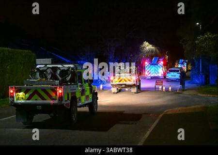 Poole, Dorset, Royaume-Uni. 3 avril 2025. Météo britannique. Les pompiers de Beacon Road se précipitent sur un énorme feu de forêt à Upton Heath à Poole dans le Dorset. Plusieurs services d'urgence sont présents, les voies étant fermées sur la voie de contournement A35 Upton en raison de la proximité de l'incendie. Ce dernier incendie dans la région de Bournemouth et Poole vient après une période de sécheresse prolongée avec des températures supérieures à la moyenne pour la période de l'année. Crédit photo : Graham Hunt/Alamy Live News Banque D'Images