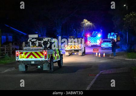 Poole, Dorset, Royaume-Uni. 3 avril 2025. Météo britannique. Les pompiers de Beacon Road se précipitent sur un énorme feu de forêt à Upton Heath à Poole dans le Dorset. Plusieurs services d'urgence sont présents, les voies étant fermées sur la voie de contournement A35 Upton en raison de la proximité de l'incendie. Ce dernier incendie dans la région de Bournemouth et Poole vient après une période de sécheresse prolongée avec des températures supérieures à la moyenne pour la période de l'année. Crédit photo : Graham Hunt/Alamy Live News Banque D'Images