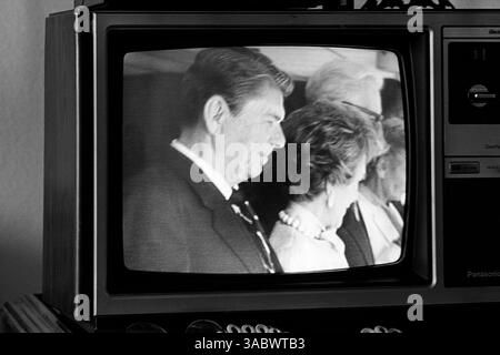 Los Angeles, Californie, États-Unis, 28 juillet 1984. Téléviseur simple avec retransmission en direct de la cérémonie d'ouverture des Jeux olympiques d'été. Le président Ronald Reagan et la première dame Nancy Reagan assistent à la cérémonie d'ouverture des Jeux olympiques d'été. Banque D'Images