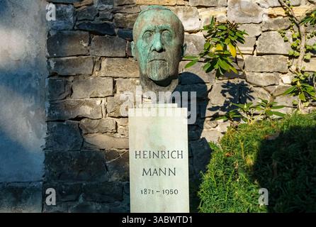 Tombe de l'écrivain allemand Heinrich Mann (1871-1950) au cimetière de Dorotheenstadt à Berlin, Allemagne, avec un buste en bronze sur un piédestal de pierre. Banque D'Images