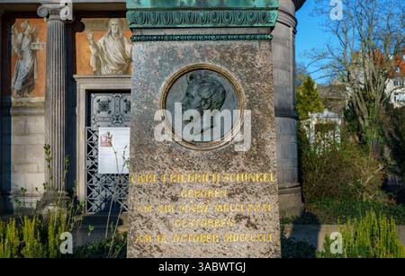 Pierre tombale de l'architecte allemand Karl Friedrich Schinkel (1781-1841) au cimetière de Dorotheenstadt à Berlin, en Allemagne, avec un médaillon en bronze Banque D'Images
