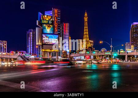 Vue nocturne du Bally's Las Vegas, un hôtel et casino situé sur le Strip de Las Vegas à Paradise, Nevada. Banque D'Images