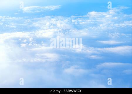 Vue panoramique de l'atmosphère, avec des nuages moelleux dispersés dans le ciel. Vaste étendue de nuages doux et blancs, dérivant doucement à travers un bleu pâle Banque D'Images