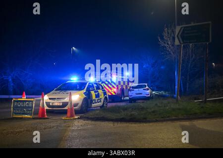 Poole, Dorset, Royaume-Uni. 3 avril 2025. Météo britannique. Un barrage routier de la police sur une bretelle d'accès à l'A350 vers le contournement d'Upton A35 où les pompiers stationnent avant de se diriger vers un énorme feu de forêt à Upton Heath à Poole dans le Dorset. De nombreux services d'urgence sont présents et le contournement A35 Upton fermé dans les deux sens en raison de la proximité de l'incendie. Ce dernier incendie dans la région de Bournemouth et Poole vient après une période de sécheresse prolongée avec des températures supérieures à la moyenne pour la période de l'année. Crédit photo : Graham Hunt/Alamy Live News Banque D'Images