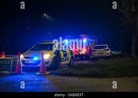 Poole, Dorset, Royaume-Uni. 3 avril 2025. Météo britannique. Un barrage routier de la police sur une bretelle d'accès à l'A350 vers le contournement d'Upton A35 où les pompiers stationnent avant de se diriger vers un énorme feu de forêt à Upton Heath à Poole dans le Dorset. De nombreux services d'urgence sont présents et le contournement A35 Upton fermé dans les deux sens en raison de la proximité de l'incendie. Ce dernier incendie dans la région de Bournemouth et Poole vient après une période de sécheresse prolongée avec des températures supérieures à la moyenne pour la période de l'année. Crédit photo : Graham Hunt/Alamy Live News Banque D'Images