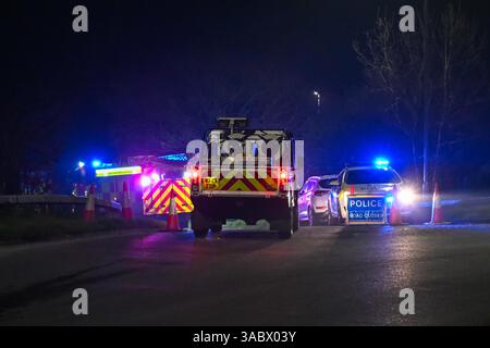 Poole, Dorset, Royaume-Uni. 3 avril 2025. Météo britannique. Un barrage routier de la police sur une bretelle d'accès à l'A350 vers le contournement d'Upton A35 où les pompiers stationnent avant de se diriger vers un énorme feu de forêt à Upton Heath à Poole dans le Dorset. De nombreux services d'urgence sont présents et le contournement A35 Upton fermé dans les deux sens en raison de la proximité de l'incendie. Ce dernier incendie dans la région de Bournemouth et Poole vient après une période de sécheresse prolongée avec des températures supérieures à la moyenne pour la période de l'année. Crédit photo : Graham Hunt/Alamy Live News Banque D'Images