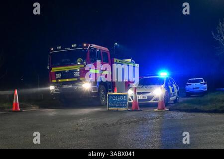 Poole, Dorset, Royaume-Uni. 3 avril 2025. Météo britannique. Un barrage routier de la police sur une bretelle d'accès à l'A350 vers le contournement d'Upton A35 où les pompiers stationnent avant de se diriger vers un énorme feu de forêt à Upton Heath à Poole dans le Dorset. De nombreux services d'urgence sont présents et le contournement A35 Upton fermé dans les deux sens en raison de la proximité de l'incendie. Ce dernier incendie dans la région de Bournemouth et Poole vient après une période de sécheresse prolongée avec des températures supérieures à la moyenne pour la période de l'année. Crédit photo : Graham Hunt/Alamy Live News Banque D'Images