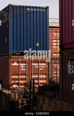 Compton, Californie, États-Unis - 2 avril 2025 : un train intermodal de marchandises empilées chargé de conteneurs passe en direction du port de Los Angeles. Banque D'Images