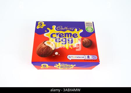 Boîte d’œufs Cadbury Creme – pays de Galles, Royaume-Uni – 30 mars 2025 Banque D'Images