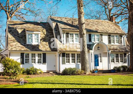 Une maison blanche de deux étages avec une pelouse verte à Doyelstown, Pennsylvanie, États-Unis le 1er avril 2025 Banque D'Images