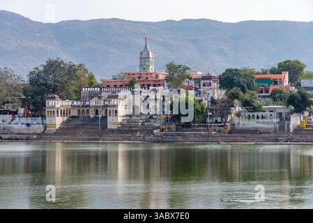 Vue panoramique de Holy Lake, temples et ville Pushkar, Rajasthan, Inde. Banque D'Images