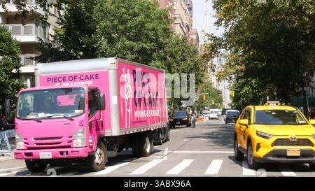 New York City, États-Unis - 8 septembre 2023 : Manhattan Greenwich Village Street, 5th Fifth 5 avenue près de Washington Square Park. Le trafic routier américain, les gens. Taxi jaune. Morceau de camion rose gâteau Banque D'Images