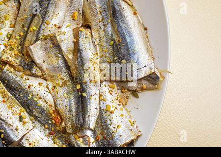 petit filet de poisson mariné avant de frire dans une assiette sur la table. Nourriture saine Banque D'Images