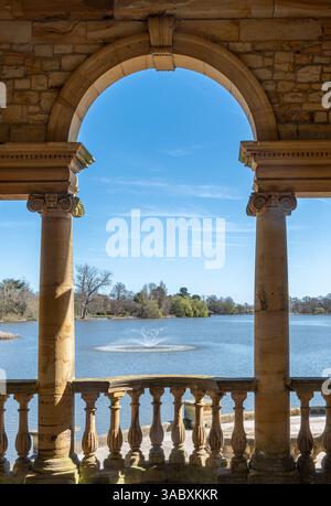 Vue sur le lac à travers une arche de la loggia à Hever Castle, Kent, Angleterre, Royaume-Uni Banque D'Images