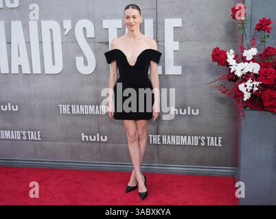 Los Angeles, États-Unis. 02 avril 2025. Yvonne Strahovski arrive à la première saison 6 de THE HANDMAID'S TALE de Hulu qui a eu lieu au TCL Chinese Theatre à Hollywood, CA mercredi, ? 2 avril 2025. (Photo de Sthanlee B. Mirador/Sipa USA) crédit : Sipa USA/Alamy Live News Banque D'Images
