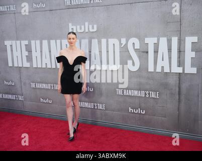 Los Angeles, États-Unis. 02 avril 2025. Yvonne Strahovski arrive à la première saison 6 de THE HANDMAID'S TALE de Hulu qui a eu lieu au TCL Chinese Theatre à Hollywood, CA mercredi, ? 2 avril 2025. (Photo de Sthanlee B. Mirador/Sipa USA) crédit : Sipa USA/Alamy Live News Banque D'Images