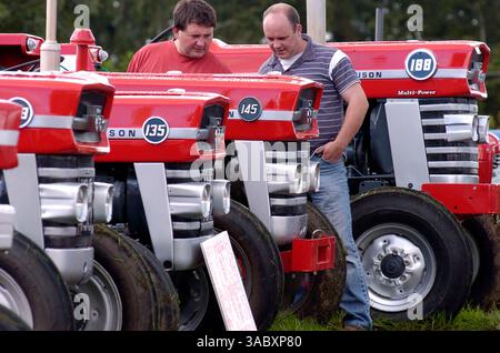 12 août 2007 - Moynalty, Kells, County Meath, Irlande - deux passionnés admirent certains des tracteurs Massey Ferguson exposés lors du festival annuel de battage à la vapeur de Moynalty. Présenté comme une célébration des jours passés, de la puissance du cheval et de la vapeur, voitures anciennes, tracteurs, machines tirées par des chevaux, moteurs à huile, stands de commerce, artisanat, foire funiculaire, sidehows, musique et danse. Country Living des années passées est présenté de manière unique et reconstitué dans une série de démonstrations et d'expositions. (Crédit image : © Barry Cronin/ZUMA Press) Banque D'Images