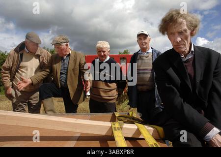 12 août 2007 - Moynalty, Kells, County Meath, Irlande - photographié lors du Moynalty Steam Threshing Festival annuel, ce sont des passionnés de toute l'Irlande. Présenté comme une célébration des jours passés, de la puissance du cheval et de la vapeur, voitures anciennes, tracteurs, machines tirées par des chevaux, moteurs à huile, stands de commerce, artisanat, foire funiculaire, sidehows, musique et danse. Country Living des années passées est présenté de manière unique et reconstitué dans une série de démonstrations et d'expositions. (Crédit image : © Barry Cronin/ZUMA Press) Banque D'Images