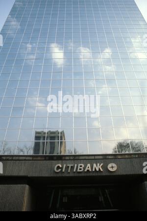 05 août 1987 - Mexico, Mexique - Citigroup Inc, opérant sous le nom de Citi, est une importante société américaine de services financiers basée à New York, issue de la fusion de Citicorp et Travelers Group le 7 avril 1998. Selon Forbes Global 2000 en mars 2007, elle est la plus grande entreprise au monde, avec un actif total de 2,4 billions de dollars américains (septembre 2007). La société emploie 332 000 personnes dans le monde et détient plus de 200 millions de comptes clients dans plus de 100 pays. PHOTO : immeuble Citigroup au Mexique. (Crédit image : © Marcelo Montecino/ZUMA Press) RESTRICTIONS : FICHIER : date exacte inconnue Banque D'Images