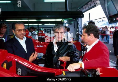 Bernie Ecclestone (GBR), centre, formule 1 supremo, Jean Todt (FRA), droite, Ferrari team manager..Grand Prix du Portugal, Estoril, Portugal, 22 septembre 1996. (Crédit image : ©Sutton Motorsports/ZUMA Press) Banque D'Images