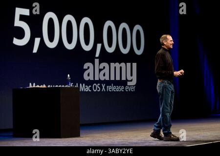 15 janvier 2007 - San Francisco, Californie, États-Unis - STEVE JOBS, PDG d'Apple, présente la gamme des nouveaux produits 2008 d'Apple à l'occasion de l'exposition annuelle MacWorld, y compris Time capsule pour les sauvegardes, les locations de films iTunes, la version autonome d'Apple TV II et le MacBook Air, aujourd'hui l'ordinateur portable le plus fin au monde. La semaine dernière, le magasin de musique iTunes d'Apple a enregistré son 4 milliardième téléchargement et avait vendu 125 millions de télévisions et 7 millions de films téléchargés. (Crédit image : © Tim Wagner/ZUMA Press) Banque D'Images