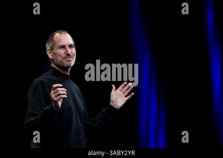 15 janvier 2008 - San Francisco, Californie, États-Unis - STEVE JOBS, PDG d'Apple, présente la gamme des nouveaux produits 2008 d'Apple à l'occasion de l'exposition annuelle MacWorld, y compris Time capsule pour les sauvegardes, les locations de films iTunes, la version autonome d'Apple TV II et le MacBook Air, aujourd'hui l'ordinateur portable le plus fin au monde. La semaine dernière, le magasin de musique iTunes d'Apple a enregistré son 4 milliardième téléchargement et avait vendu 125 millions de télévisions et 7 millions de films téléchargés. (Crédit image : © Tim Wagner/ZUMA Press) Banque D'Images
