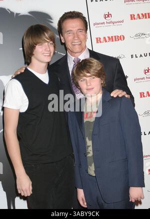 24 janvier 2008 ; Las Vegas, Nevada, États-Unis ; le gouverneur ARNOLD SCHWARZENEGGER et ses fils PATRICK et CHRISTOPHER lors de la première mondiale 'Rambo' au Planet Hollywood Hotel and Casino. Banque D'Images