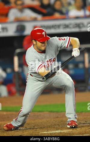 Avril 10, 2008 - Queens, New York City, NY, USA - Phillies lanceur ADAM EATON (21) tente de déposer un bunt. Les mets de New York accueillent les Philadelphia Phillies au Shea Stadium dans le Queens, New York. (Crédit image : © Cal Sport Media/ZUMA Press) Banque D'Images
