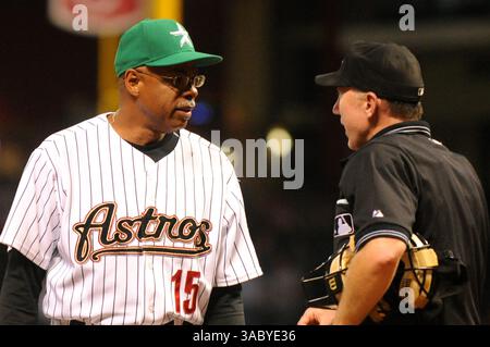22 avril 2008 - Houston, Texas, États-Unis - le manager des Houston Astros, CECIL COOPER #15, argumente un appel avec lance Barksdale, arbitre des plaques à la minute Maid Park. (Crédit image : © Tom Mayes/Cal Sport Media/ZUMA Press) Banque D'Images