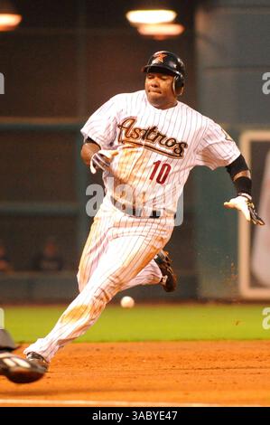 22 avril 2008 - Houston, Texas, États-Unis - MIGUEL TEJADA #10 des Houston Astros atteint la troisième base juste avant le lancer dans un match contre les Padres de San Diego au minute Maid Park. (Crédit image : © Tom Mayes/Cal Sport Media/ZUMA Press) Banque D'Images