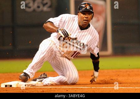22 avril 2008 - Houston, Texas, États-Unis - MIGUEL TEJADA #10 des Houston Astros atteint la troisième base juste avant le lancer dans un match contre les Padres de San Diego au minute Maid Park. (Crédit image : © Tom Mayes/Cal Sport Media/ZUMA Press) Banque D'Images